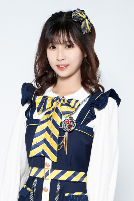 ファイル:2022年AKB48 Team SHプロフィール 周陈雨轩 2.jpg