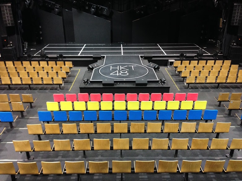 ファイル:HKT48劇場 内部.jpg