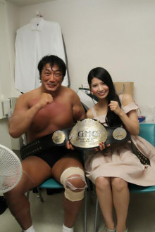 ファイル:倉持明日香 小橋建太.jpg