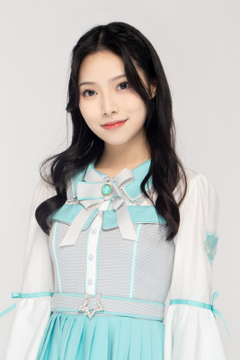 ファイル:2022年AKB48 Team SHプロフィール 龚露雯 3.jpg