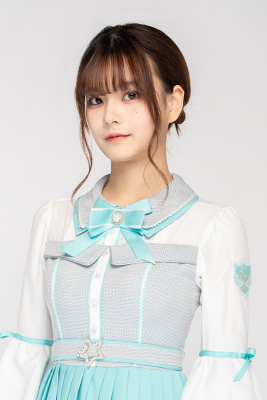 ファイル:2022年AKB48 Team SHプロフィール 魏新 3.jpg
