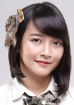 ファイル:2015年JKT48プロフィール Devi Kinal Putri 2.jpg
