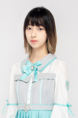 ファイル:2022年AKB48 Team SHプロフィール 徐依婷.jpg