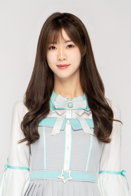 ファイル:2022年AKB48 Team SHプロフィール 曾艺.jpg