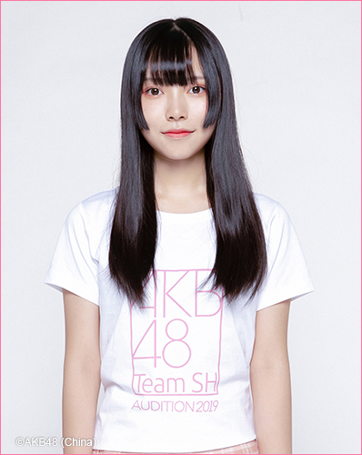 ファイル:2019年AKB48 Team SHプロフィール 龚露雯.jpg