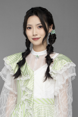 ファイル:2023年AKB48 Team SHプロフィール 龚露雯.jpg