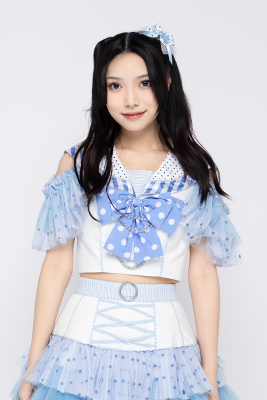 ファイル:2022年AKB48 Team SHプロフィール 龚露雯 2.jpg