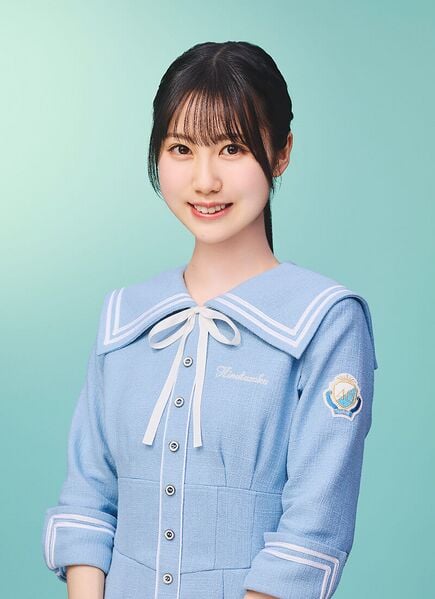 ファイル:2025年日向坂46プロフィール 鶴崎仁香 2.jpg