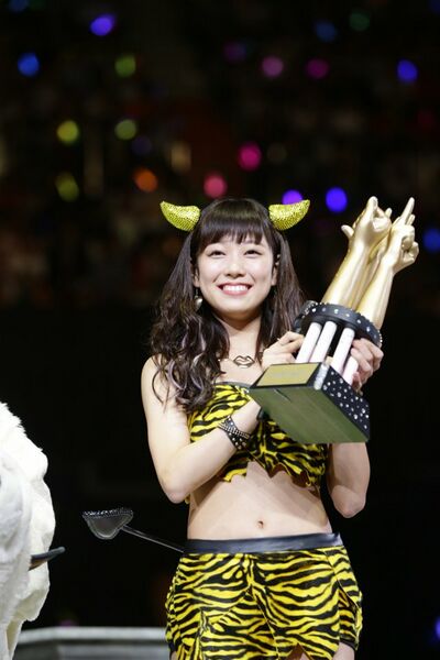 ファイル:AKB48グループじゃんけん大会2014 優勝者 渡辺美優紀.jpg