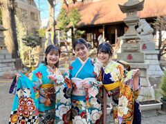 2024年1月5日に行われた気象神社での「僕青メンバー成人式」。 （左から）青木宙帆、西森杏弥、持永真奈。