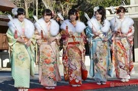 2014年1月10日に行われた乃木神社での乃木坂46「成人式」。 （左から）伊藤かりん、秋元真夏、高山一実、西川七海。