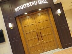 劇場への入口。 HKT48の専用劇場ではないことから「NISHITETSU HALL」のネオンサインとなっている。