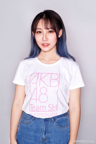 ファイル:2018年AKB48 Team SHプロフィール 刘奕含.jpg