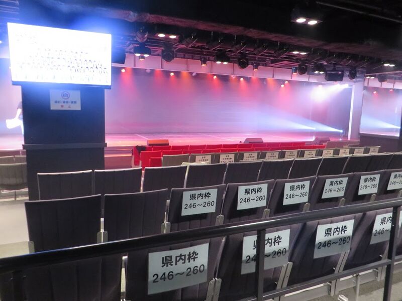 ファイル:NGT48劇場 座席.JPG