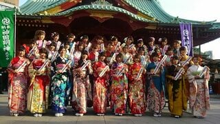 2016年1月11日に行われた神田明神での48グループ「成人の儀」。32名の新成年メンバーが参加[88]。
