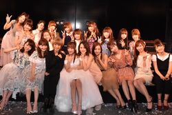 高橋みなみ卒業公演 1期生&夏まゆみ.jpg