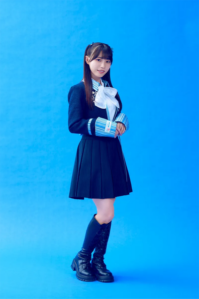 ファイル:2025年僕が見たかった青空プロフィール 金澤亜美 全身.png