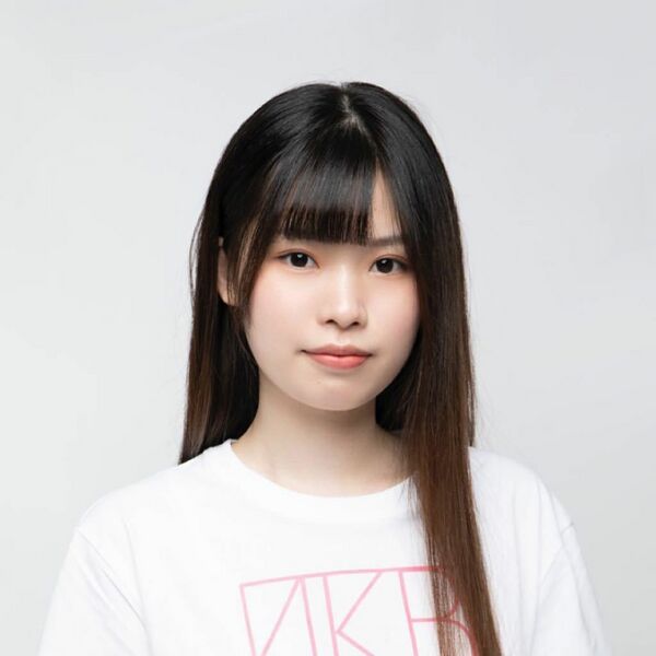 ファイル:2023年AKB48 Team SHプロフィール 黄桢璇.jpg
