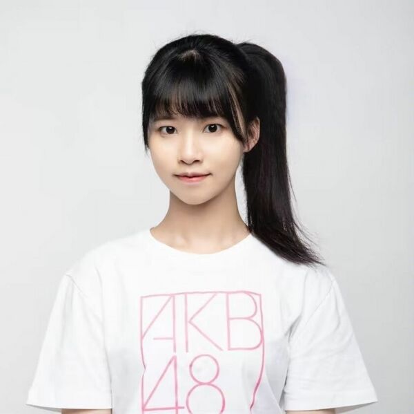 ファイル:2023年AKB48 Team SHプロフィール 韦筱雅.jpg