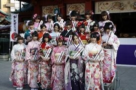 2012年1月11日に行われた神田明神での48グループ「成人の儀」。いわゆる「91年組」が成人を迎えた世代。また姉妹グループとして、SKE48から初めて参加した。