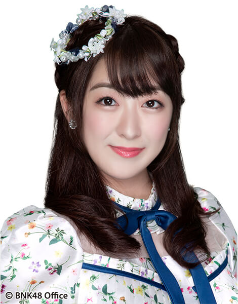 ファイル:2018年BNK48プロフィール 伊豆田莉奈 2.jpg