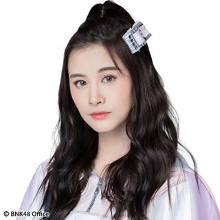 ファイル:2019年BNK48プロフィール Sumitra Duangkaew.jpg