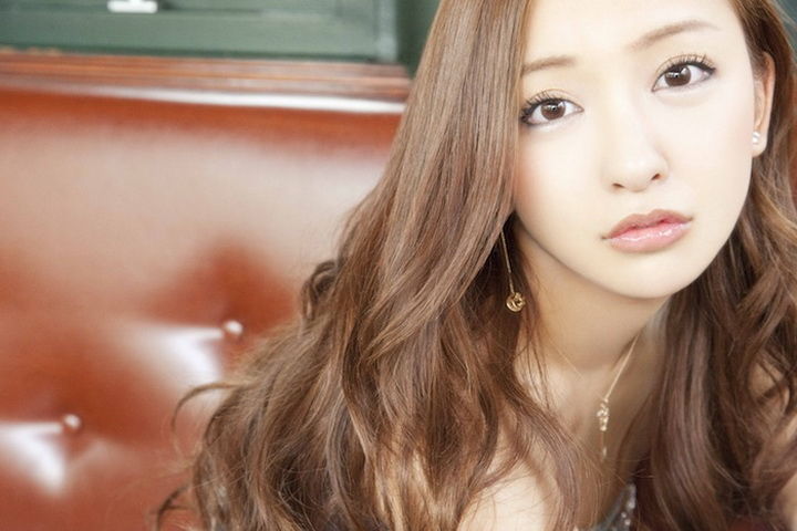 ファイル:板野友美 ふいに.jpg