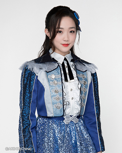 ファイル:2018年AKB48 Team SHプロフィール 翟羽佳 2.jpg