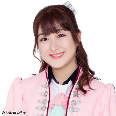 ファイル:2018年BNK48プロフィール 伊豆田莉奈 3.jpg