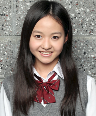 ファイル:2011年乃木坂46プロフィール 伊藤万理華.jpg