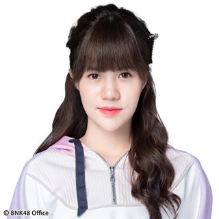 ファイル:2019年BNK48プロフィール Vathusiri Phuwapunyasiri.jpg