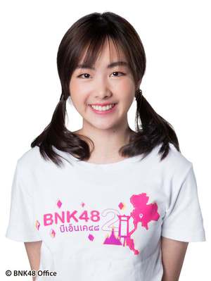 ファイル:2018年BNK48プロフィール Manipa Roopanya.jpg