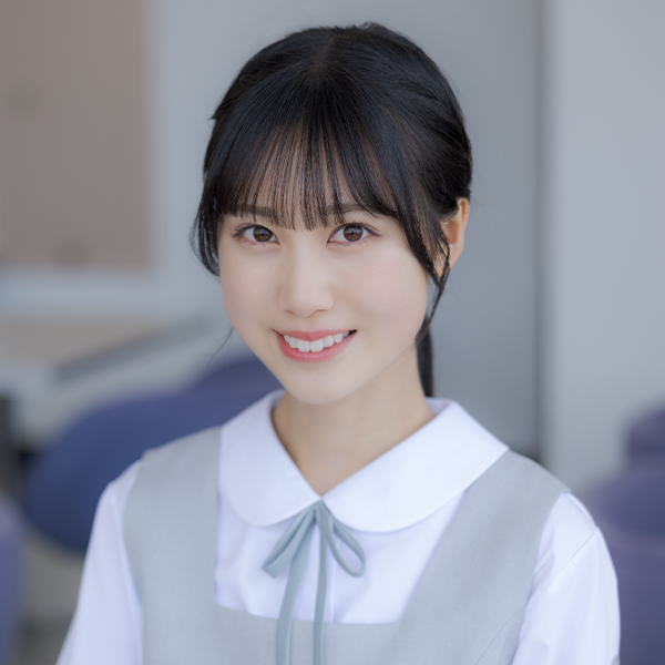 ファイル:2025年日向坂46プロフィール 鶴崎仁香.png
