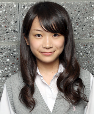 ファイル:2011年乃木坂46プロフィール 秋元真夏.jpg