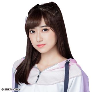 ファイル:2019年BNK48プロフィール 大久保美織.jpg