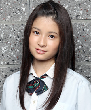 ファイル:2011年乃木坂46プロフィール 吉本彩華.jpg