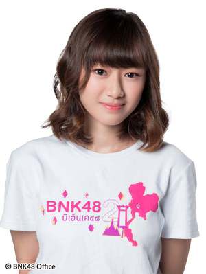 ファイル:2018年BNK48プロフィール Maira Kuyama.jpg