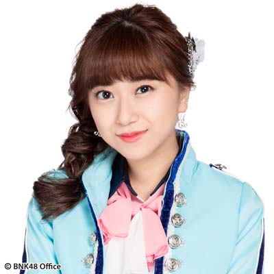 ファイル:2018年BNK48プロフィール 大久保美織 3.jpg