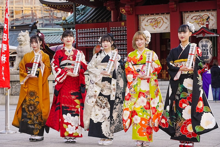 ファイル:2023年成人式 集合写真 AKB48.jpg