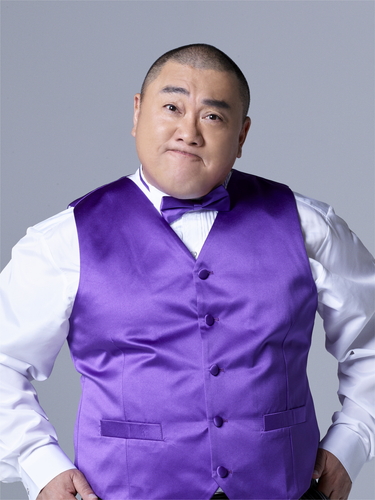 ファイル:2019年吉本坂46プロフィール 山本圭壱 2.jpg