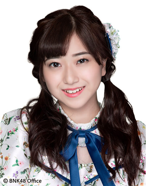 ファイル:2018年BNK48プロフィール 大久保美織 2.jpg