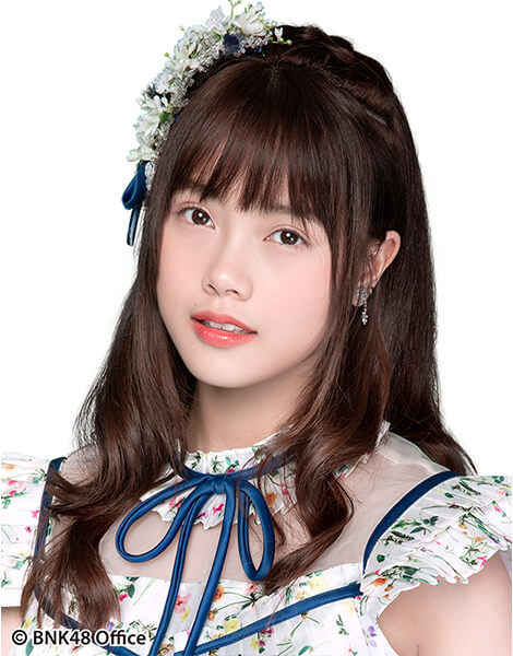 ファイル:2018年BNK48プロフィール Praewa Suthamphong 2.jpg