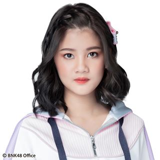 ファイル:2019年BNK48プロフィール Korapat Nilprapa.jpg