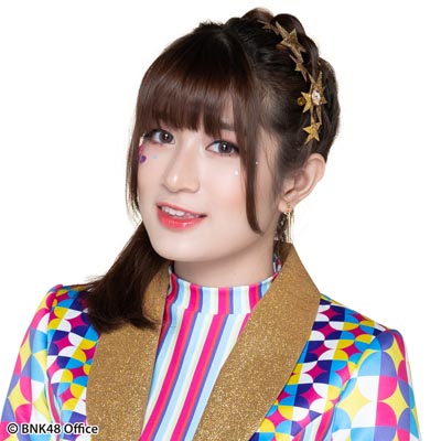 ファイル:2019年BNK48プロフィール Mananya Kaoju 1.jpg