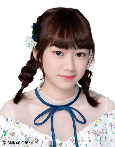 ファイル:2018年BNK48プロフィール Maira Kuyama 2.jpg