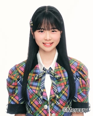 ファイル:2025年HKT48プロフィール 青木日菜子.jpg