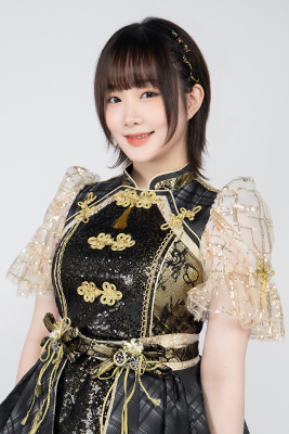 ファイル:2021年AKB48 Team SHプロフィール 翟羽佳 3.jpg