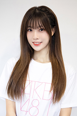 ファイル:2021年AKB48 Team SHプロフィール 曾艺.jpg
