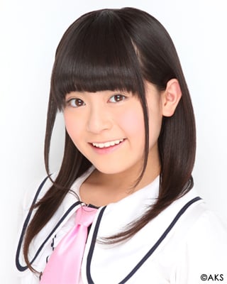 ファイル:2013年HKT48プロフィール 岩花詩乃.jpg