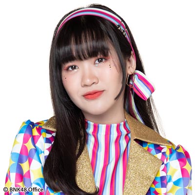 ファイル:2019年BNK48プロフィール Khawisara Singplod 1.jpg